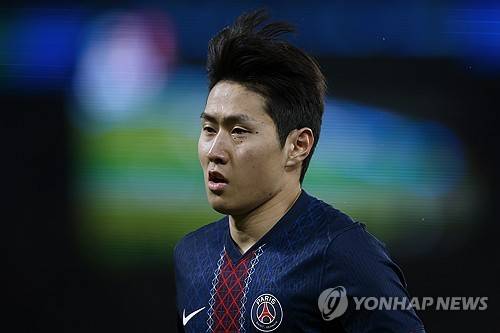 리그 꼴찌를 상대로 선발 출전한 이강인이 택배 크로스로 시즌 3호 도움을 기록하며 소속팀 파리 생제르맹(PSG)의 승리를 이끌었다.&nbsp;곤살루 하무스의 선제골, 캉탱 은장투의 추가골로 앞서간 PSG는 후반 42분 추격골을 내줬다. 후반 18분 데지레 두에의 쐐기골로 앞서갔으나 후반 막바지 재차 실점했다. 이겼지만 개운치 못한 승리였다. 연합뉴스