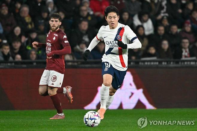 공을 모는 PSG 이강인. [AFP=연합뉴스]