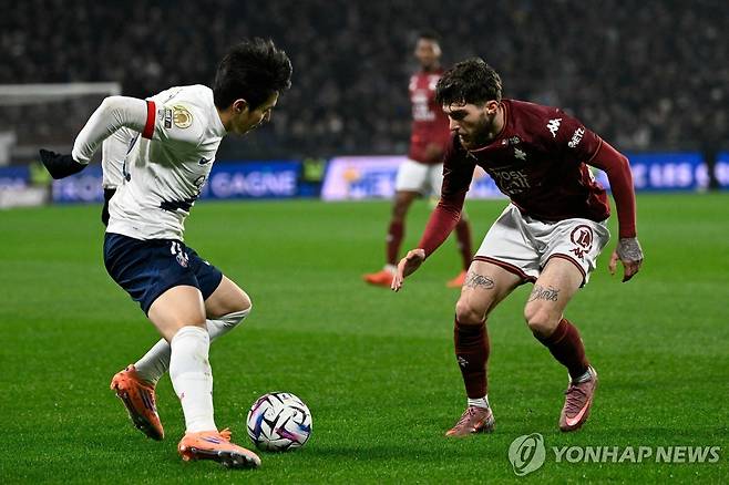 돌파를 시도하는 PSG 이강인(왼쪽). [AFP=연합뉴스]