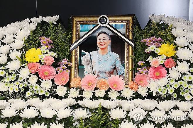 서울영화센터에 마련된 고 김지미 추모 공간 (서울=연합뉴스) 박동주 기자 = 지난 7일 별세한 원로배우 고 김지미를 추모하는 공간이 11일 서울 충무로 서울영화센터에 마련되어 있다. 2025.12.11 pdj6635@yna.co.kr