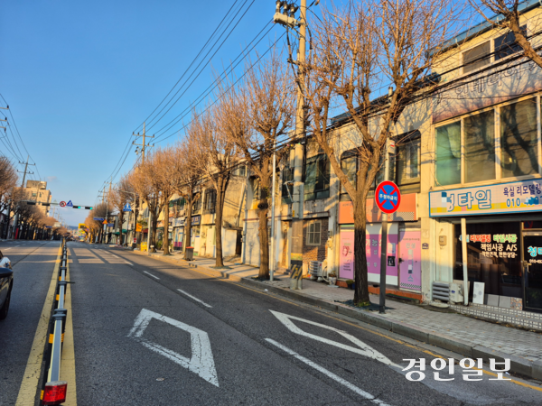 동두천시가 50년 넘어 노후된 평화로 ‘75주택’에 대한 가로환경 정비를 대대적으로 진행해 신도시와 원도심 지역균형 발전을 도모할 예정이다. 동두천/오연근기자 oyk@kyeongin.com