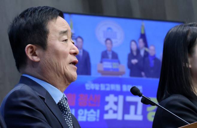 ▲ 강득구 더불어민주당 국회의원이 15일 국회 소통관에서 최고위원 출마 선언을 하고 있다. /연합뉴스