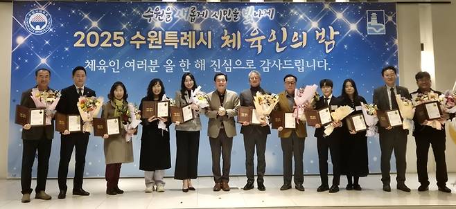 15일 수원 호텔라뷔포레서 열린 '2025 수원시 체육인의 밤'에서 수원시장상 수상자들이 이재준(왼쪽 6번째) 시장과 함께 기념사진을 찍고 있다. 이건우기자