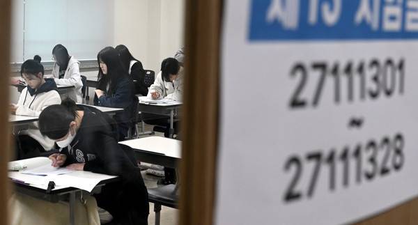 수능 시험 치르는 학생들 [사진 = 연합뉴스]