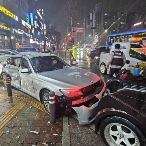 ◇지난 13일 밤 9시41분께 원주시 단구동의 한 사거리 앞에서는 시내버스와 BMW 승용차가 부딪쳤다. 사진=강원특별자치도소방본부 제공