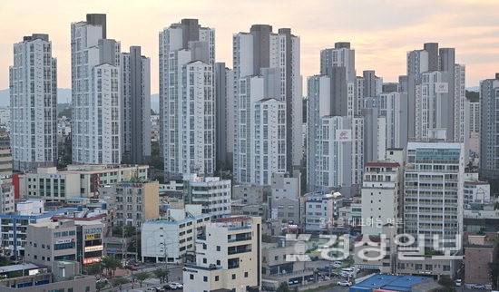 ▲ 주거시설에 대한 '보유가치 우선' 추세가 강해지면서 올해 울산 주택 매매시장에서 아파트 매입 비중이 90%를 넘겨 역대 최고치를 기록할 전망이다. 사진은 울산지역 아파트 단지 전경. 기사 내용과 관계없음. 경상일보 자료사진