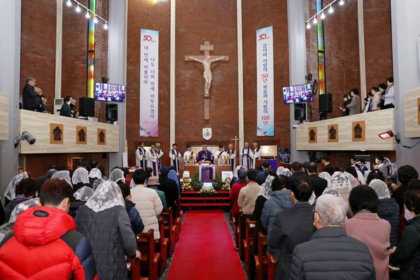 천주교마산교구 양덕주교좌성당(창원시 마산회원구 양덕동 72-7)이 8일 설립 50주년을 맞았다. 50주년 기념 미사가 열리고 있다. /천주교마산교구 양덕주교좌성당