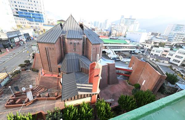 올해 12월 8일 설립 50주년을 맞는 창원시 마산회원구 양덕성당./김구연 기자