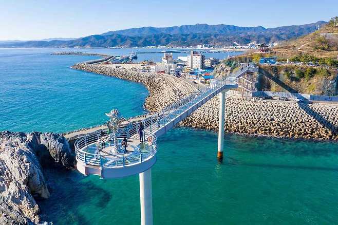 해안선을 따라 쭉뻗은 구조로 되어 있는 등기산 스카이워크_한국관광공사 제공