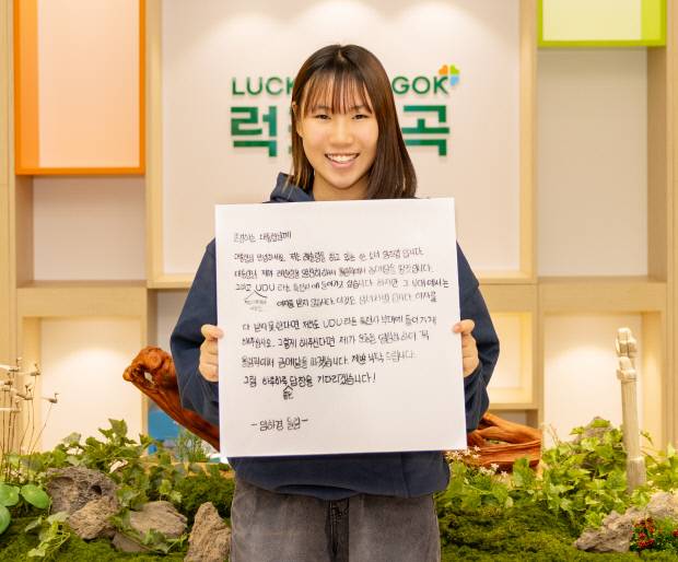 칠곡군 약동초 6학년 임하경 양이 대통령에게 보낼 손편지를 들고 기념촬영을 하고 있다. 사진=칠곡군 제공