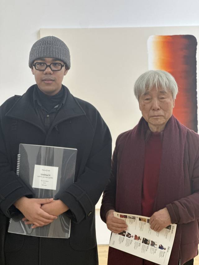 지난 13일 오후 5시 부산 해운대구 '이우환 공간' 2층에서 열린 '이우환 공간 10주년 기념 연주회: 보는 소리, 듣는 빛'에서 만난 이우환(오른쪽) 작가와 이하느리 작곡가. 김은영 기자 key66@