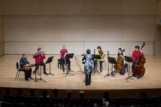 부산시립미술관은 14일 오후 5시 부산 부산진구 부산콘서트홀 챔버홀에서 '이우환 공간 10주년 기념 연주회: 보는 소리, 듣는 빛'을 개최했다. 사진은 이하느리의 창작곡 ‘스터프(Stuff) 3번: 이우환의 정원’을 연주하는 앙상블 노마드 모습. 부산시립미술관 제공