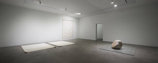 '이우환 공간' 내부 전시 작품. 왼쪽은 '물(物)과 언어', 오른쪽은 '관계항-지각과 현상'. 부산시립미술관 제공