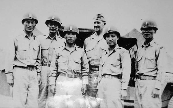 제주4.3 당시 조선경비대(국군의 전신) 11연대장을 맡은 박진경 대령(사진 맨 오른쪽).