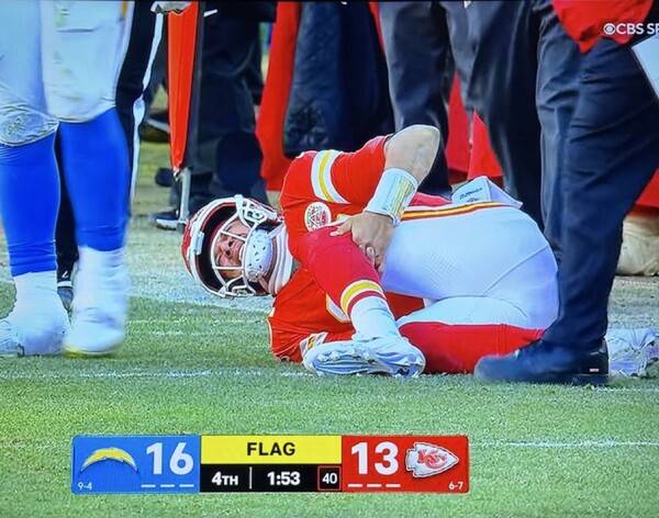 부상으로 쓰러진 마홈스(사진=NFL 화면 갈무리)