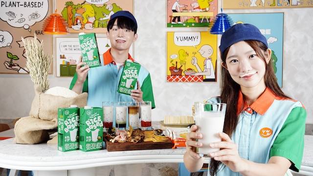 신세계푸드의 대안식 브랜드 '유아왓유잇'의 쌀음료와 귀리치즈. / 사진=신세계푸드