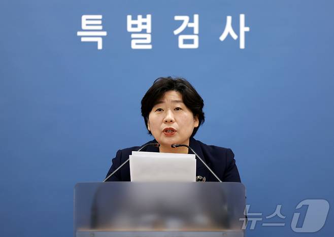 12·3 비상계엄 관련 내란·외환 사건을 수사하는 내란특검팀 박지영 특검보가 7일 서울 서초구 서울고등검찰청에 마련된 내란특검 사무실에서 브리핑을 하고 있다. 2025.12.7/뉴스1 ⓒ News1 이호윤 기자