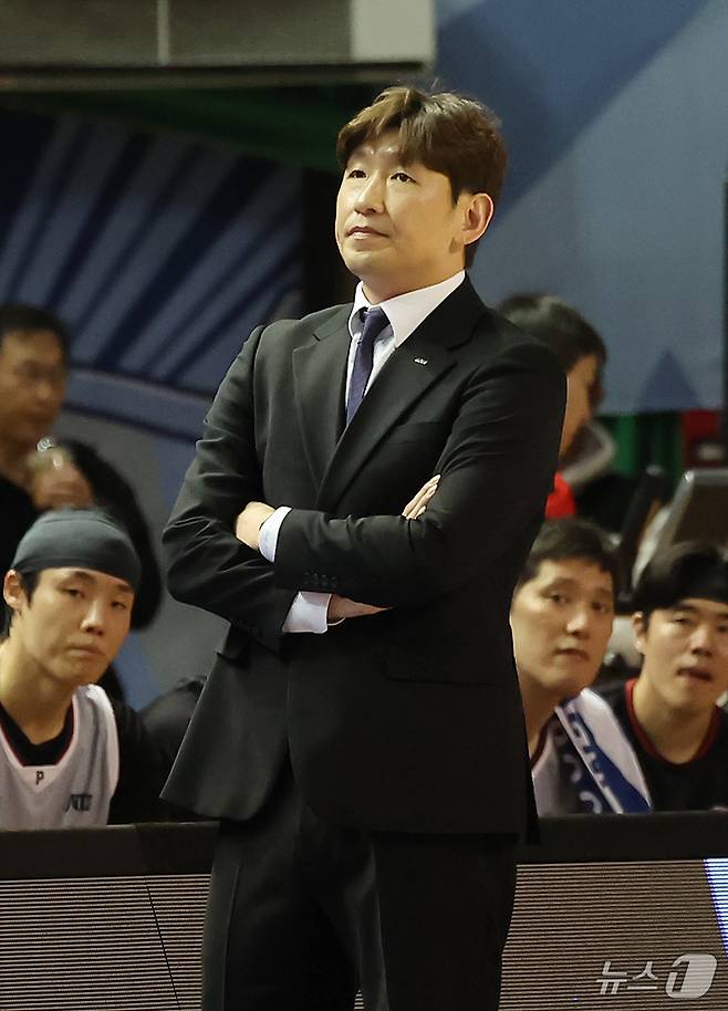 3일 오후 서울 송파구 잠실실내체육관에서 열린 2025-2026 LG전자 프로농구 정규리그 서울 삼성 썬더스와 울산 현대모비스 피버스의 경기에서 현대모비스 양동근 감독이 경기를 바라보고 있다. 2025.11.3/뉴스1 ⓒ News1 장수영 기자