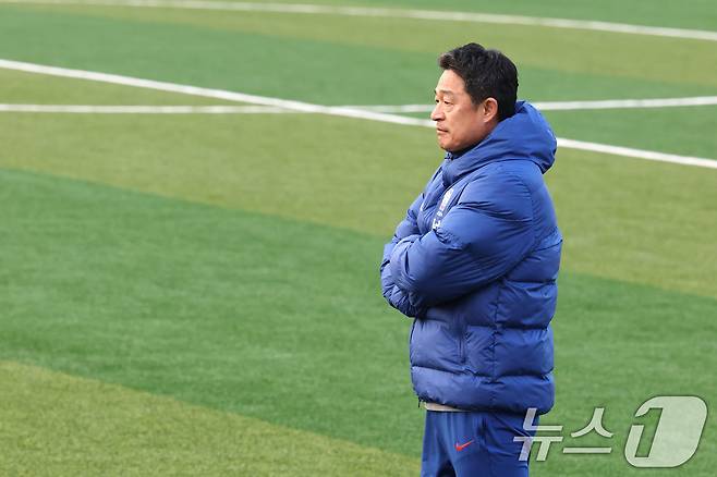 이민성 U-22 축구 국가대표팀 감독이 15일 오후 충남 천안 대한민국 축구종합센터에서 선수들의 훈련 모습을 지켜보고 있다. 이번 훈련은 내년 1월 사우디아라비아에서 열리는 AFC U-23 아시안컵을 앞두고 실시하는 마지막 국내 소집 훈련이다. 2025.12.15/뉴스1 ⓒ News1 이광호 기자