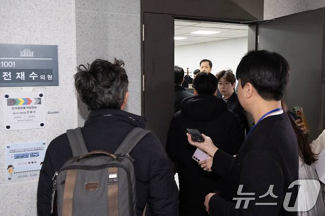 경찰이 세계평화통일가정연합(통일교)의 정치권 불법 지원 의혹에 대해 전방위적인 압수수색에 나선 15일 서울 여의도 국회 전재수 더불어민주당 의원실에 수사관들이 압수수색을 위해 들어서고 있다. 2025.12.15/뉴스1 ⓒ News1 이승배 기자