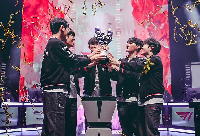 T1이 14일 열린 ‘2025 LoL KeSPA컵’ 결승전에서 한화생명을 세트 스코어 3-2로 꺾고 창단 첫 케스파컵 우승을 차지했다. 사진 | e스포츠협회
