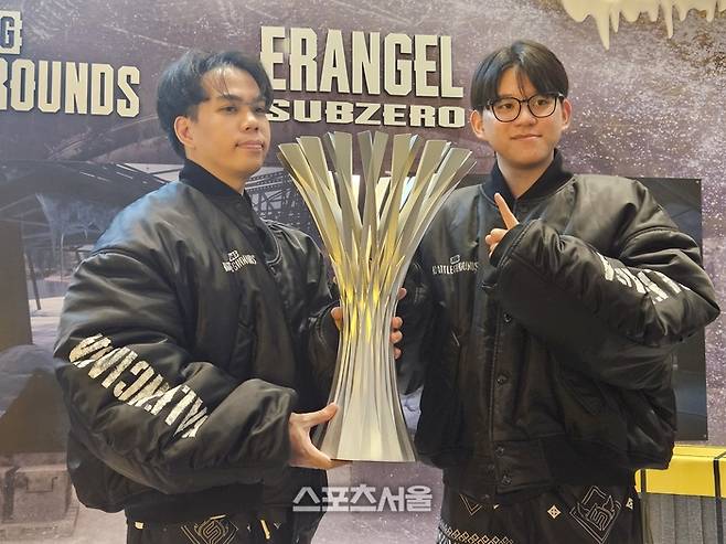 풀센스 ‘루쉬’ 감독(왼쪽)과 ‘벨모스’가  14일 태국 방콕 시암 파라곤에서 열린 PGC 2025 그랜드 파이널 취재진 인터뷰 후 포즈를 취하고 있다. 방콕 | 강윤식 기자 skywalker@sportsseoul.com