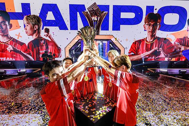 PNC 2025 정상에 선 베트남 대표팀이 트로피 세리머니를 하고 있다. 사진 | 크래프톤