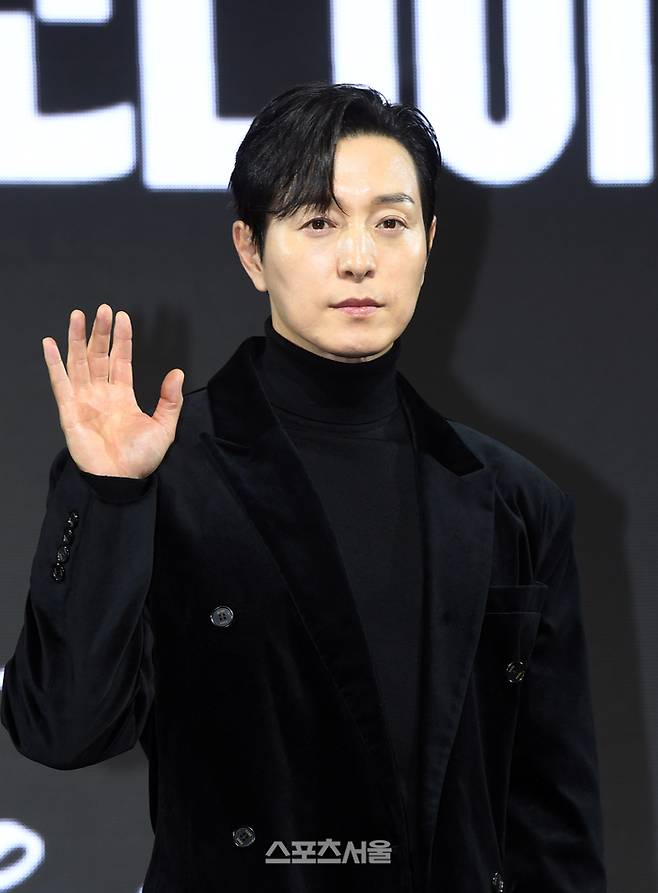 배우 정성일이 15일 서울 강남구 그랜드 인터컨티넨탈 파르나르에서 진행된 디즈니+ 오리지널 시리즈 ‘메이드 인 코리아’ 제작발표회에서 취재진을 향해 포즈를 취하고 있다.    ‘메이드 인 코리아’는 1970년대 혼란과 도약이 공존했던 대한민국, 국가를 수익모델로 삼아 부와 권력의 정점에 오르려는 사내 백기태(현빈 분)와 그를 끝까지 추적하는 검사 장건영(정우성 분)이 시대를 관통하는 거대한 사건들과 직면하는 이야기를 그리고 있으며 현빈, 정우성, 우도환, 서은수, 원지안, 정성일, 강길우, 노재원, 박용우가 출연하고 우민호 감독이 메가폰을 잡았다. 2025. 12. 15.  박진업 기자 upandup@sporsseoul.com