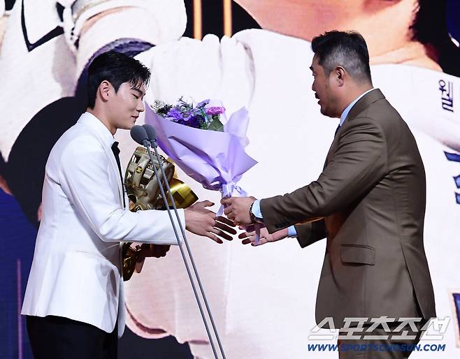 9일 서울 롯데호텔월드에서 KBO 골든글러브 시상식이 열렸다. NC 김주원이 유격수 부문 골든글러브를 수상했다. NC 이호준 감독의 축하를 받고 있는 김주원. 잠실=송정헌 기자songs@sportschosun.com/2025.12.09/