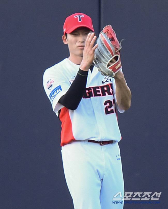 24일 광주 기아 챔피언스필드에서 열린 LG-KIA전. 1회초 1사 1루 김현수의 안타 때 3루 보살을 성공시킨 김호령이 기뻐하고 있다. 광주=정재근 기자 cjg@sportschosun.com/2025.7.24/