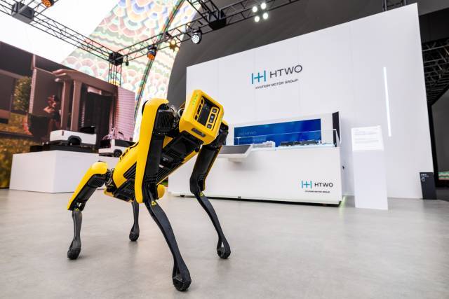 한미 정책 호재에 로봇 관련 종목이 강세를 보이고 있다. 사진은 경주엑스포대공원 에어돔 ‘현대자동차그룹관’ 내를 자유롭게 활보하고 있는 보스턴다이나믹스의 4족 보행 로봇 '스팟(SPOT). /현대차그룹
