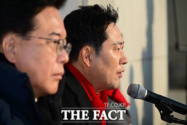 장동혁 국민의힘 대표가 15일 오전 서울 여의도 국회 앞 천막농성장에서 열린 최고위원회의에서 모두발언을 하고 있다. /남윤호 기자