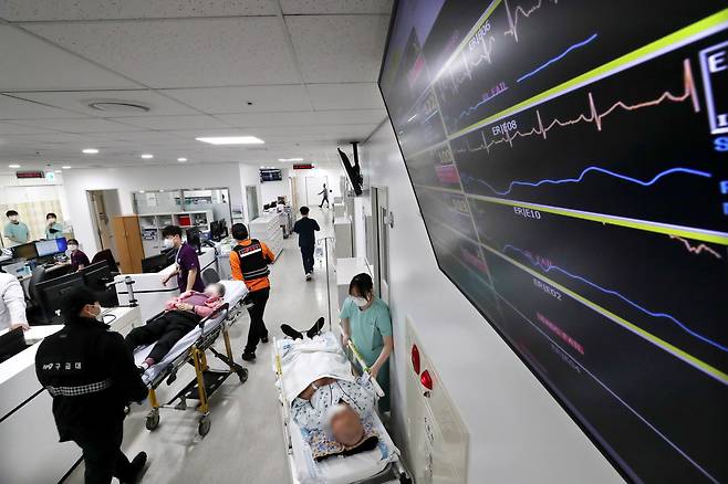 평일인 10월 29일 충남 순천향대학교부속 천안병원 권역응급의료센터에서 의료진이 환자를 돌보는 모습. 본지 기자가 전날부터 24시간 머무는 동안 이곳에 총 103명의 환자가 왔지만, 이 중 중증 환자는 23명 정도였다./신현종 기자