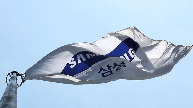서울 서초구 삼성전자 서초사옥에 삼성 깃발이 바람에 펄럭이고 있다. /뉴스1