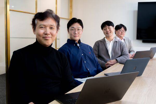 사진 왼쪽부터 이창신 AI 엔지니어링 리드, 강정우 AI R&D 센터 총괄 팀장, 윤승현 AI 수석 연구원, 김태한 AI 수석 연구원