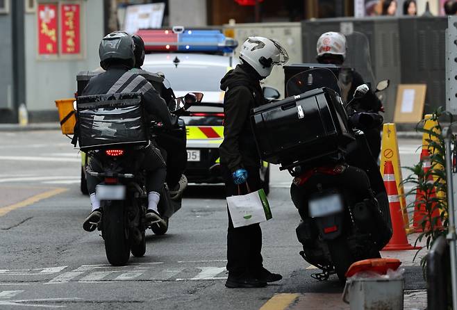 서울 시내에서 라이더들이 음식을 배달을 하고 있다. /뉴스1