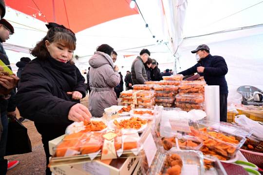 지난 12일부터 14일까지 양촌면 양촌리 체육공원 일원에서 열린 '2025 논산양촌곶감축제'에 13만여 명의 방문객이 다녀가며 성황리에 막을 내렸다. 논산시 제공