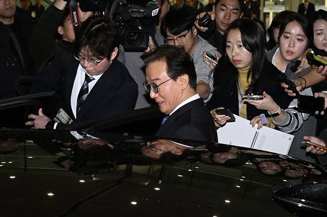 전재수 해양수산부 장관이 지난 11일 '유엔해양총회' 유치 활동을 마치고 귀국해 취재진 질문을 받으며 차량에 탑승하고 있다. ⓒ사진공동취재단