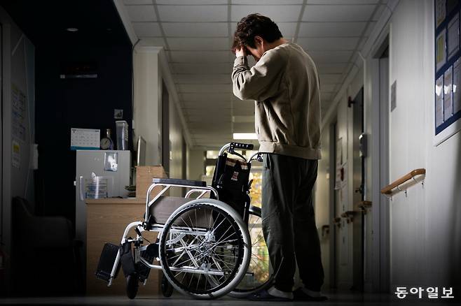 지난달 12일 대용이 머물던 요양원에서 아들 성식이 빈 휠체어 앞에 서서 이마를 짚고 있다. 장례 후 찾은 병실에는 두 달 전 아버지께 사드린 새 휠체어가 주인을 잃은 채 한쪽에 놓여 있었다.