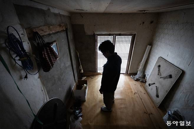 고향집을 찾은 아들 성식이 과거 아버지가 지내던 방안을 응시하고 있다. 지금은 전기도, 수도도 끊긴 빈집이지만 아버지 대용과 아들 성식 모두 이 집에서 나고 자랐다. 성식이 과거 치매 아버지를 집에서 모실 때 아버지는 이 고향집으로 한 달간 가출을 하기도 했다.