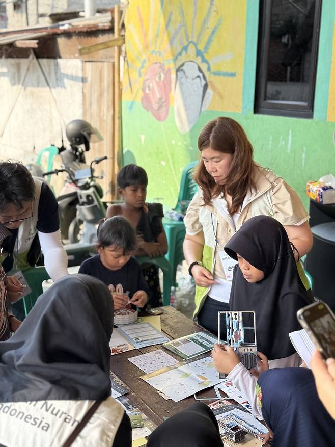 지난 6월 인도네시아 현지에서 아이들을 만나 봉사활동을 하고 있는 손현민 대표. 손현민 대표 제공