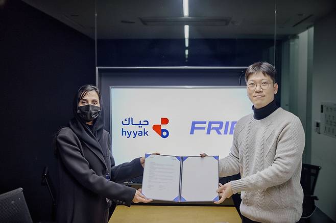 임수열 프립 대표(오른쪽)와 사우디아라비아 문화관광 플랫폼 하이약(Hyyak) 대표가 15일 서울에서 업무협약(MOU)을 체결하고 기념 촬영을 하고 있다.