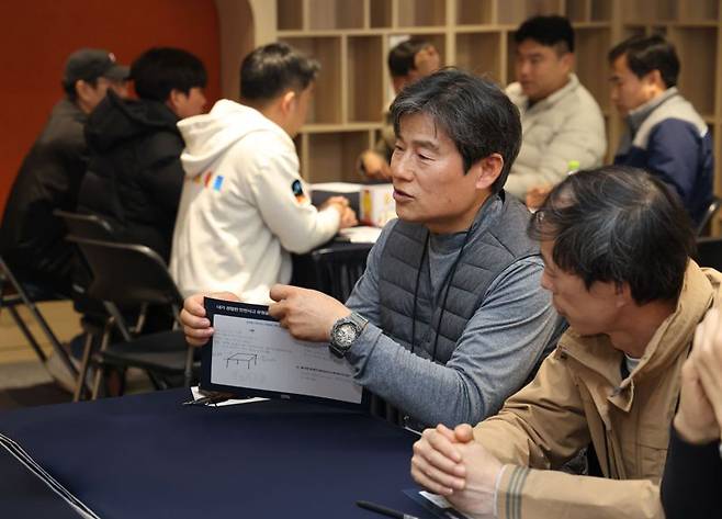 지난 12일 경기 광명에서 열린 '안전 동행 워크샵’에서 GS건설 직원들과 근로자들이 함께 토론하고 있다. GS건설 제공