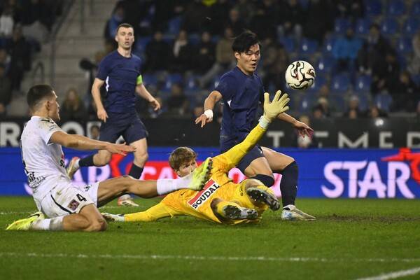 헹크의 오현규가 15일(한국시각) 안방에서 열린 2025~2026 벨기에 주필러리그 18라운드 베스테를로와 경기에서 후반 추가시간 동점골을 터트리고 있다. 헹크/AFP 연합뉴스