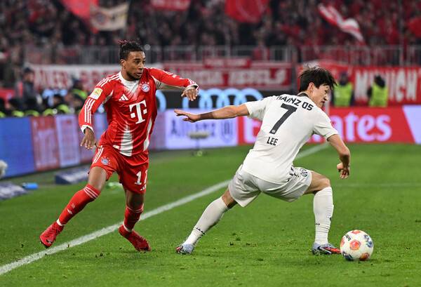 마인츠의 이재성이 15일(한국시각) 열린 분데스리가 바이에른 뮌헨과의 원정 경기에서 공을 다투고 있다. 뮌헨/로이터 연합뉴스