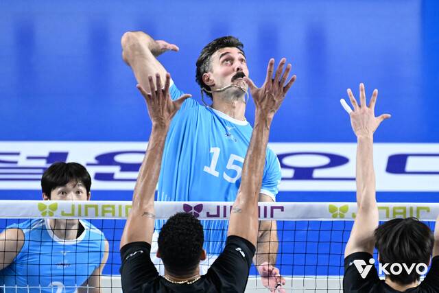 대한항공 러셀이 지난달 16일 천안 유관순체육관에서 열린 2025∼2025 V리그 남자부 현대캐피탈과 경기에서 공격하고 있다. 한국배구연맹 제공