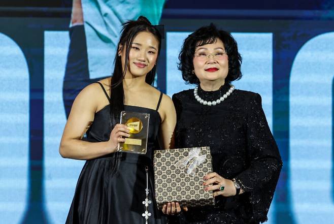 세계배드민턴연맹(BWF) ‘올해의 여자 선수’에 선정된 안세영(왼쪽). 세계배드민턴연맹 누리집 갈무리