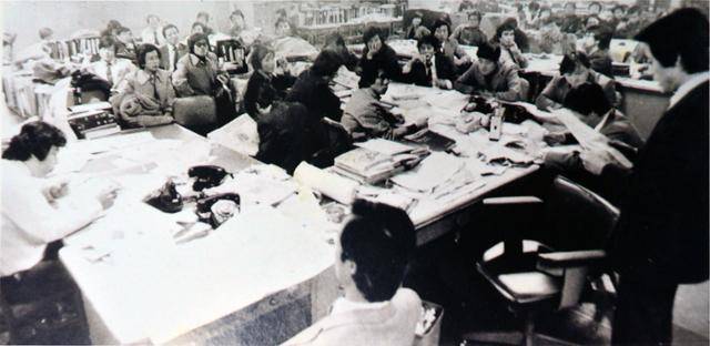 민주화에 대한 기대감이 부풀던 1980년 1월 12일, 한국일보 편집국에서 기자들이 민주 자유 언론을 위한 시국선언을 하고 있다. 그러나 각 언론사의 젊은 기자들을 주축으로 벌어지던 검열 철폐와 자유언론 실천 요구도 모조리 '검열·삭제'돼 외부로 소식이 알려질 수 없었다. 저항을 해도 외부로 알려지거나 기록되지 못하니 '없었던 저항'이 된 셈이었다. 한국일보 자료 사진