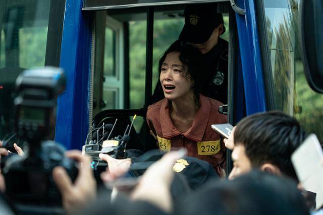 넷플릭스 드라마 '자백의 대가'에서 남편 살해 용의자로 지목된 안윤수(전도연)가 결백을 호소하는 모습. 넷플릭스 제공