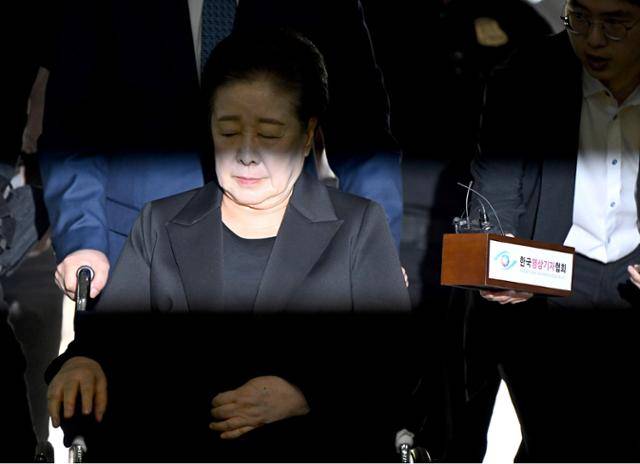 한학자 통일교 총재가 지난달 22일 서울 서초구 서울중앙지법에서 열린 구속 전 피의자 심문에 출석하기 위해 휠체어를 탄 채 법원 청사 안으로 들어서고 있다. 박시몬 기자